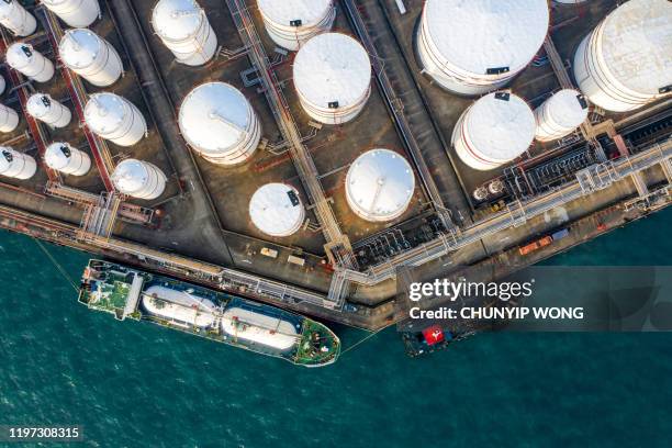 olje ackumulatortank i hamnen i tsing yi, hong kong - china ship bildbanksfoton och bilder