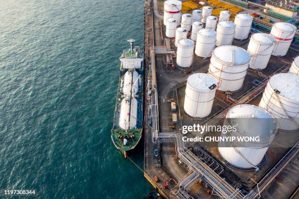 tanque de almacenamiento de petróleo en el puerto de tsing yi, hong kong - quimica fotografías e imágenes de stock