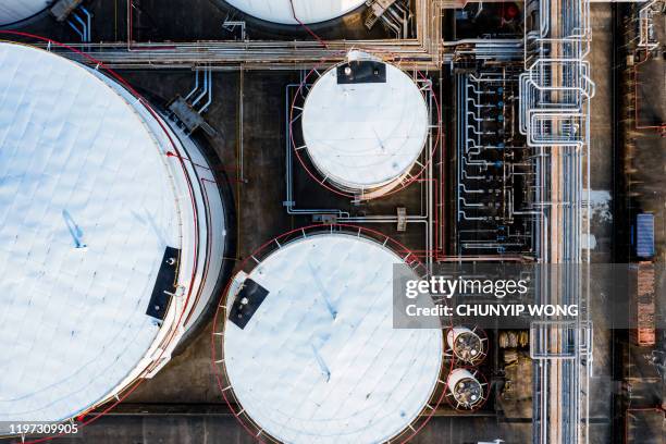 olie opslagtank in de haven in tsing yi, hong kong - olieraffinaderij stockfoto's en -beelden