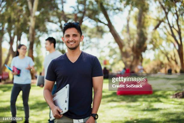 zuversichtlicher universitätsstudent - perth australien stock-fotos und bilder