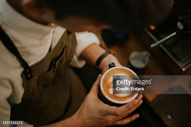 hipster barista männer machen kaffeetasse latte kunst stock foto - cappuccino top view stock-fotos und bilder