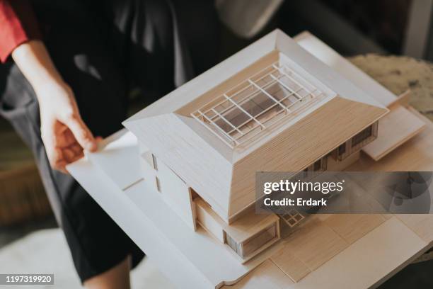 close-up van het uiteindelijke ontwerp van green model house voor het presenteren aan de klant in het café - building model stockfoto's en -beelden