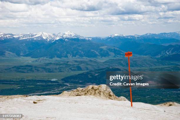closed sign in the snow at rendezvous peak, jackson hole valley below - teton gebirge stock-fotos und bilder