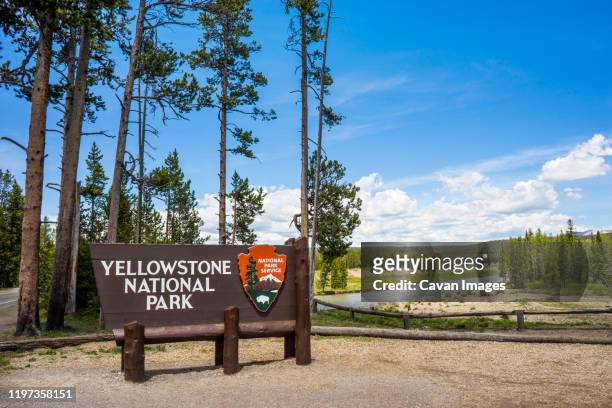 sign for yellowstone national park at the south entrance, wyoming - parco nazionale foto e immagini stock