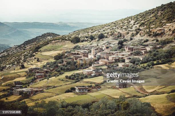 litllte town in atlas mountains - atlas maroc stock-fotos und bilder
