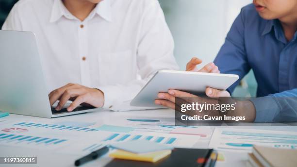 businessmen teamwork meeting to discuss the investment. - bank manager photos et images de collection