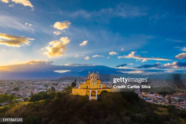 cholula church in puebla city - puebla stockfoto's en -beelden