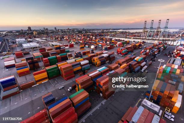 gran terminal de contenedores en el puerto de long beach al atardecer - port of los angeles fotografías e imágenes de stock