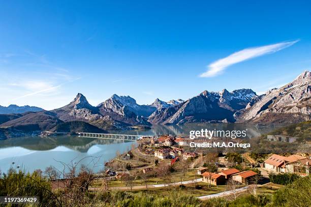 panoramic view of the town of riaño, in the province of león, and at its feet the famous swamp that remodeled the region at the time. - leon fotografías e imágenes de stock