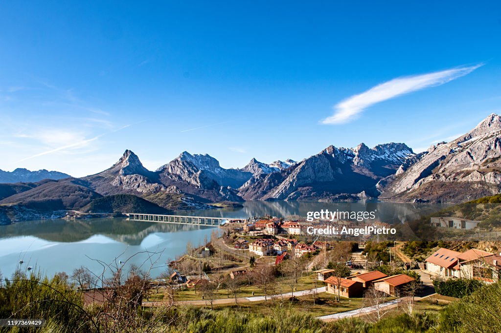 Panoramic view of the town of Riaño, in the province of León, and at its feet the famous swamp that remodeled the region at the time.