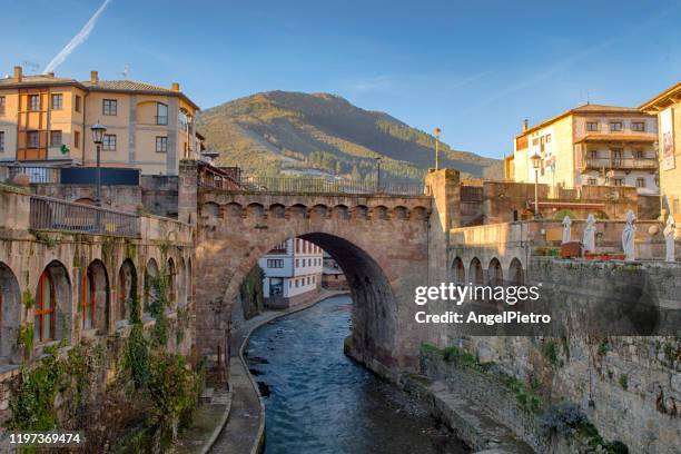 urban scene of the cantabrian town of potes, in the picos de europa national park - cantabria stock-fotos und bilder