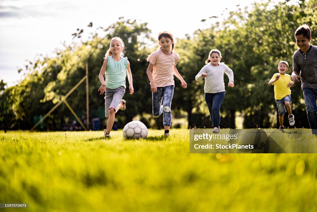Bambini che giocano sul campo