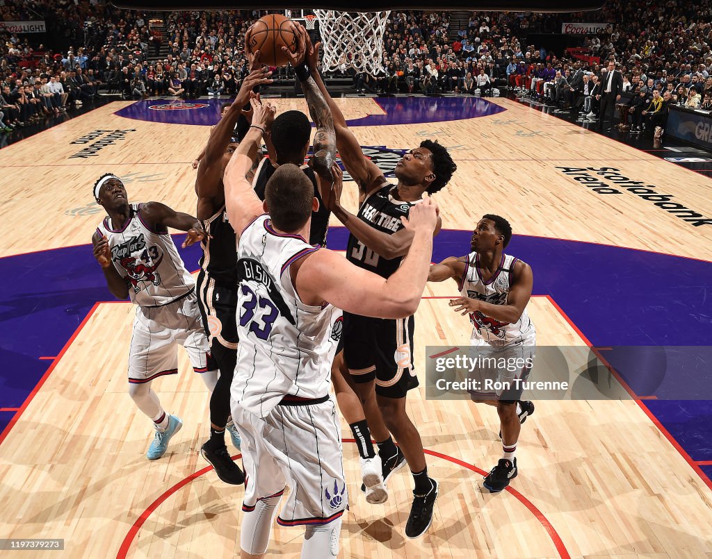 Toronto Raptors Fight The Atlanta Hawks and the Toronto Raptors fight for position during ...