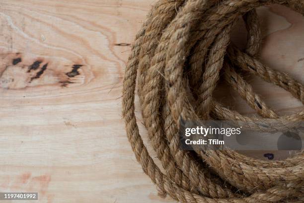 top view shot of hemp rope on the wooden background floor - noeud coulant photos et images de collection