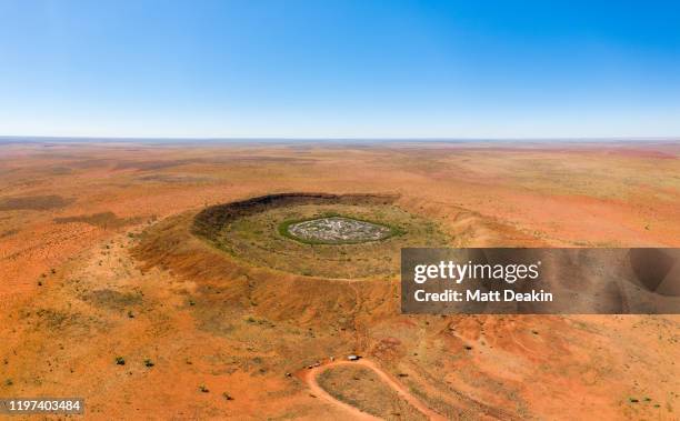 wolfe creek crater - volcanic crater stockfoto's en -beelden