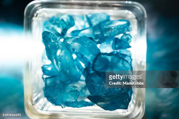 blue sea glass in square glass - cristal azul fotografías e imágenes de stock