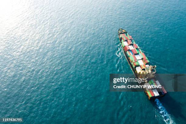 ontainer frachtschiff mit containerbox für import und export geschäft logistik und transport per containerschiff in offener see, luftbild - sporthandel stock-fotos und bilder