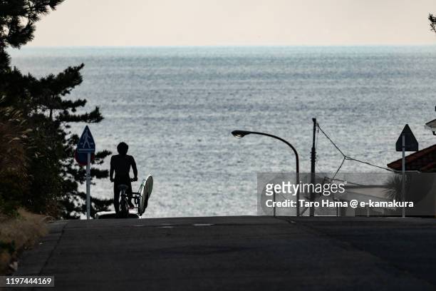 the way to the beach in kanagawa prefecture of japan - kanagawa stockfoto's en -beelden