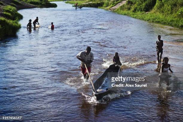 fishermen, limulunga, barotseland, zambia - monzón fotografías e imágenes de stock