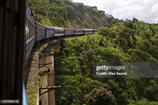 tazara train climbing the great rift valley escarpment, zambia - locomotive fotografías e imágenes de stock