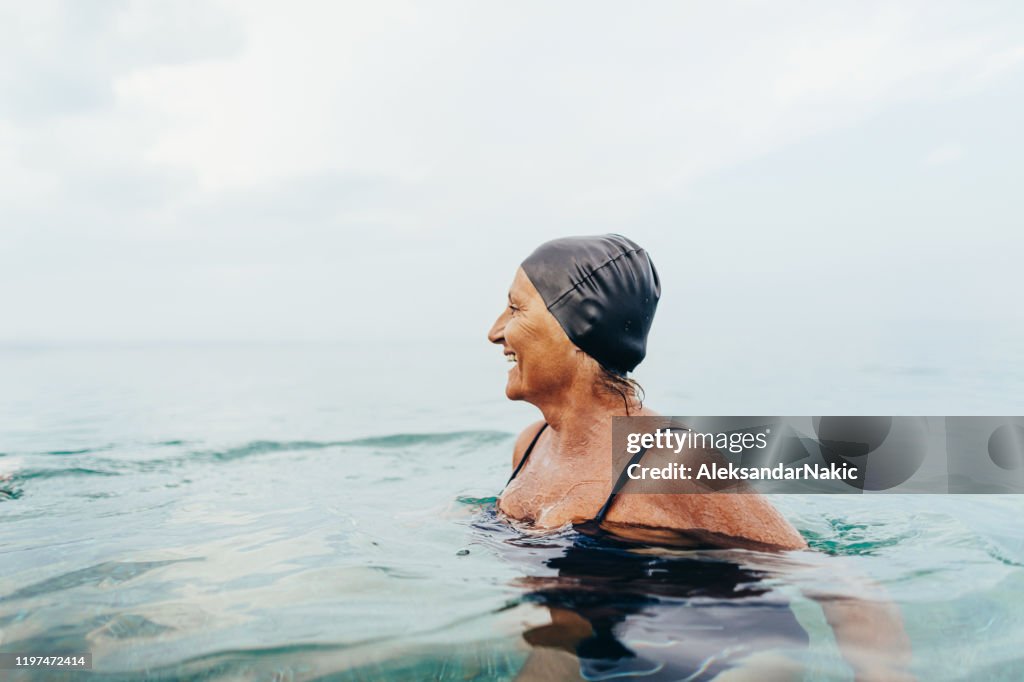 SeniorSchwimmerin im Meer
