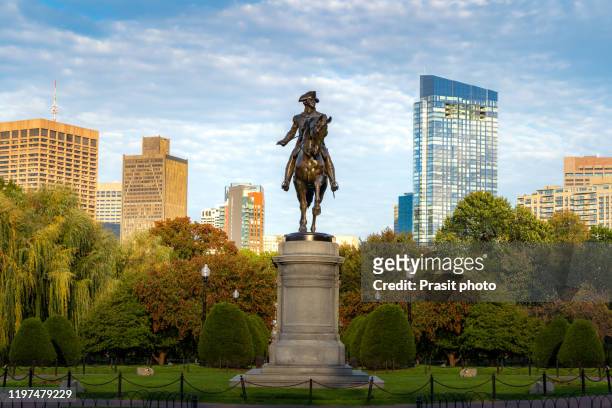 george washington equestrian statue at public garden with office business building downtown district in boston, massachusetts, usa. usa tourism, modern city life, or business finance and economy concept - boston garden stockfoto's en -beelden