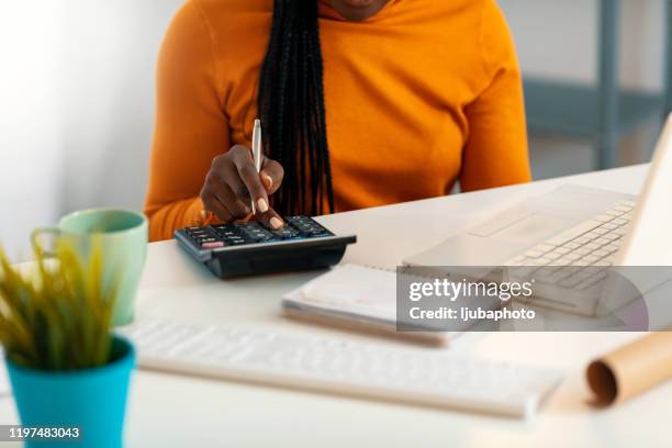 erfolg liegt in den händen produktiver menschen - african american woman with money stock-fotos und bilder