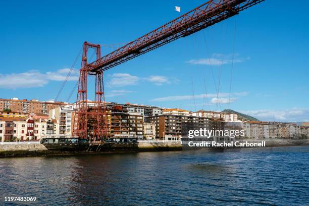 the vizcaya bridge joins the towns of portugalete and getxo. - puente colgante stockfoto's en -beelden