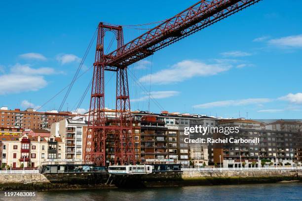 the vizcaya bridge joins the towns of portugalete and getxo. - puente colgante stockfoto's en -beelden