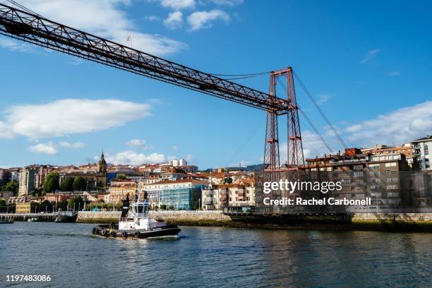 the vizcaya bridge joins the towns of portugalete and getxo. - puente colgante stockfoto's en -beelden