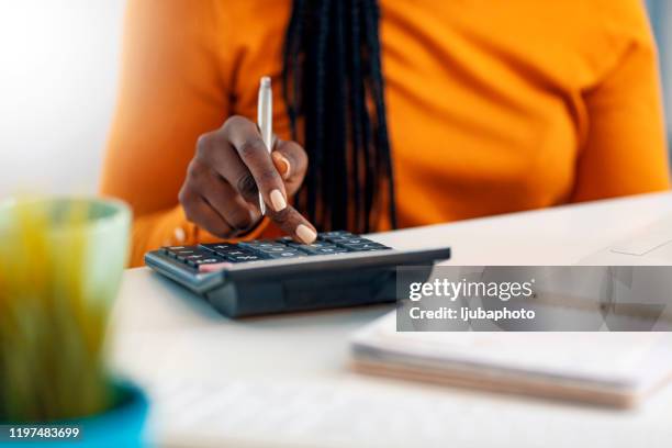 close-up van vrouwelijke accountant of bankier berekeningen maken - price calculator stockfoto's en -beelden