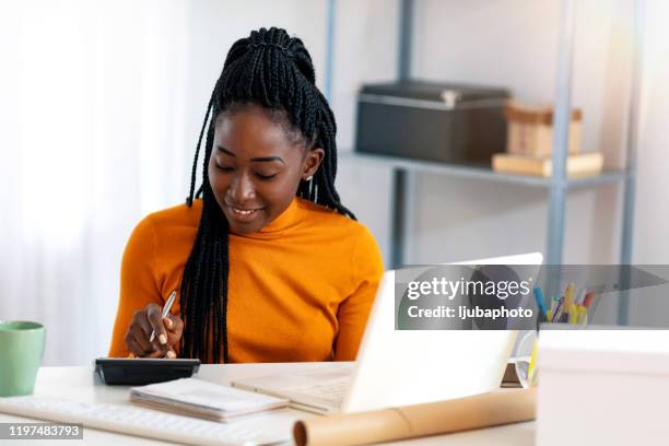 making money work for her business - 2019 taxes stock pictures, royalty-free photos & images