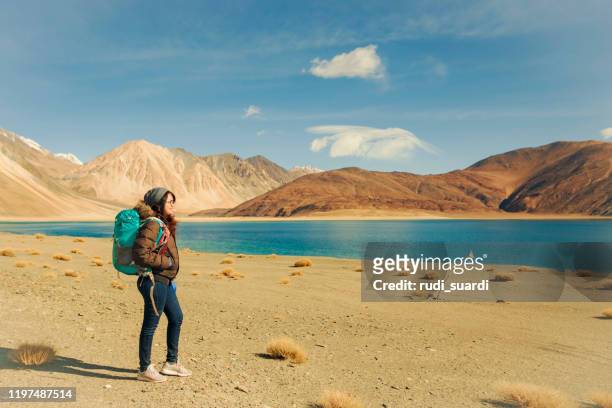 jonge aziatische reizen in pingong lake, ladakh india - pangong lake stockfoto's en -beelden
