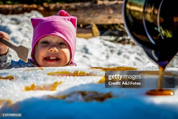 klein meisje in een sugar shack. - esdoorn stockfoto's en -beelden