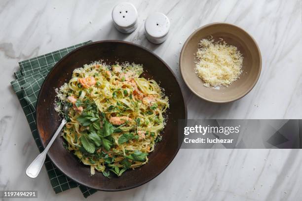 pasta de salmón cremoso con guisantes de menta - tagliatelle fotografías e imágenes de stock
