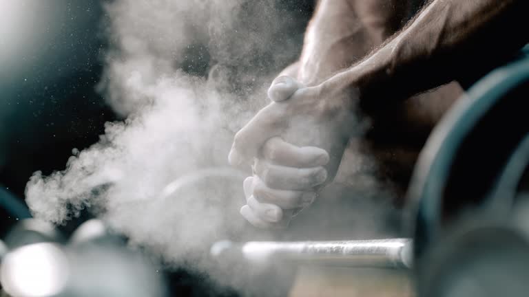 https://media.gettyimages.com/id/1197502559/video/super-bodybuilder-claps-with-hands-full-of-sport-chalk.jpg?b=1&s=640x640&k=20&c=xvzf0j3790k8rK9cLZKh0nn41iKVlTpJr9Q5fEuus64=