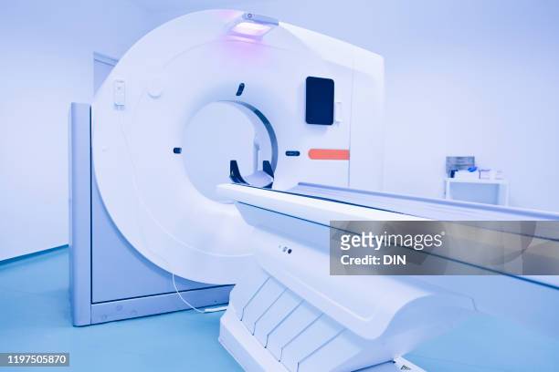 ct-scan-machine (scanner at hospital) - tomographie par émission de positrons photos et images de collection
