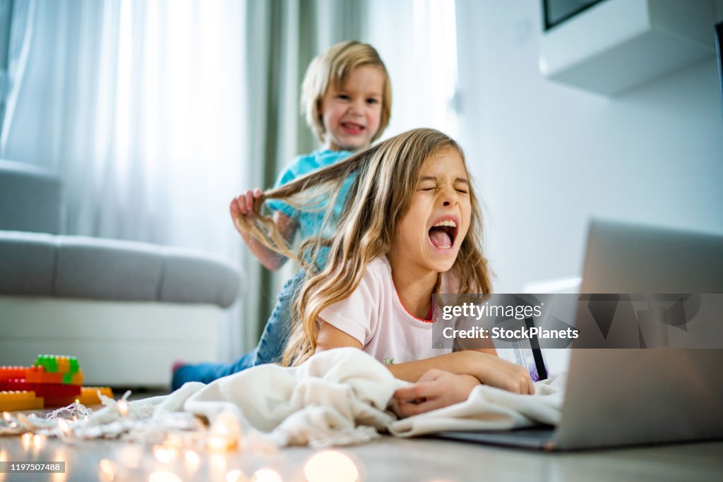 Bruder und Schwester kämpfen