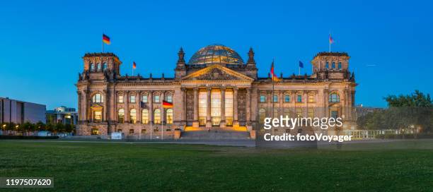 berlin reichstag tysk parlament upplyst på skymningen panorama tyskland - brandenburg gate bildbanksfoton och bilder