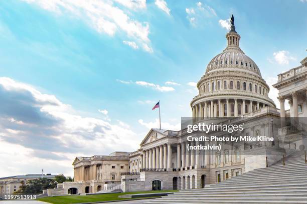 angled view of us capitol building - capitol-hill fotografías e imágenes de stock