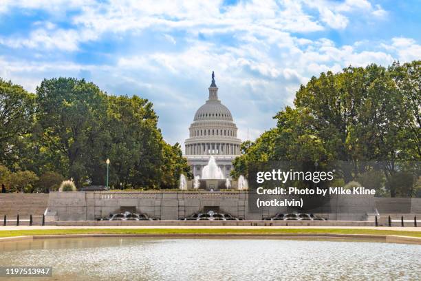 capitol building and fountains - reflecting pool stock-fotos und bilder