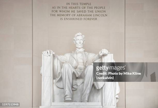 direct front view of abraham lincoln statue at lincoln memorial. - lincoln memorial photos et images de collection