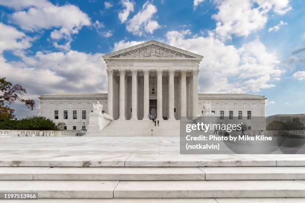 the united states supreme court - gebouw van het amerikaans hooggerechtshof stockfoto's en -beelden