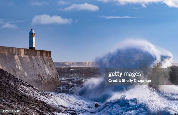 storm at porthcawl lighthouse - porthcawl fotografías e imágenes de stock