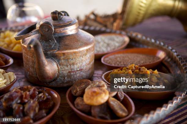 té beduino, frutos secos y frutas secas - date fruit fotografías e imágenes de stock