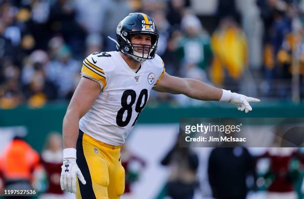 Vance McDonald of the Pittsburgh Steelers in against the New York Jets at MetLife Stadium on December 22, 2019 in East Rutherford, New Jersey. The...
