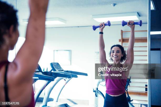 treinamento do peso da mulher com dumbbells - skinny black woman - fotografias e filmes do acervo