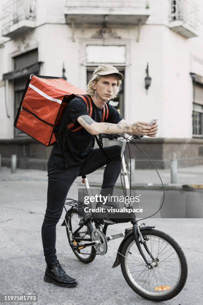 food delivery persoon met smartphone - bicycle messenger stockfoto's en -beelden