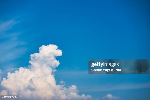 white clouds in a blue sky - gewitterwolke stock-fotos und bilder