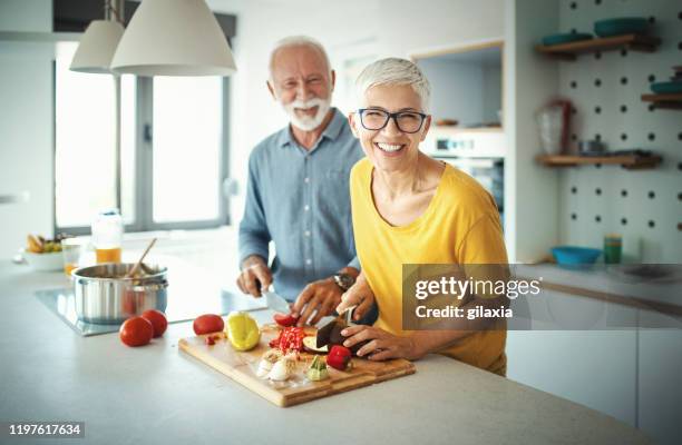 一緒にランチを調理成熟したカップル。 - middle aged couple cooking ストックフォトと画像